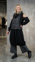 Urban layering: vestă matlasată și hanorac lung supradimensionat cu umeri decupați