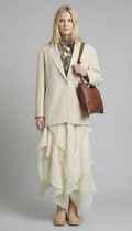 Contrast sofisticat: sacou bej oversized cu rever satinat