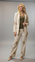 Eleganță atemporală: costum bej cu broderii artizanale