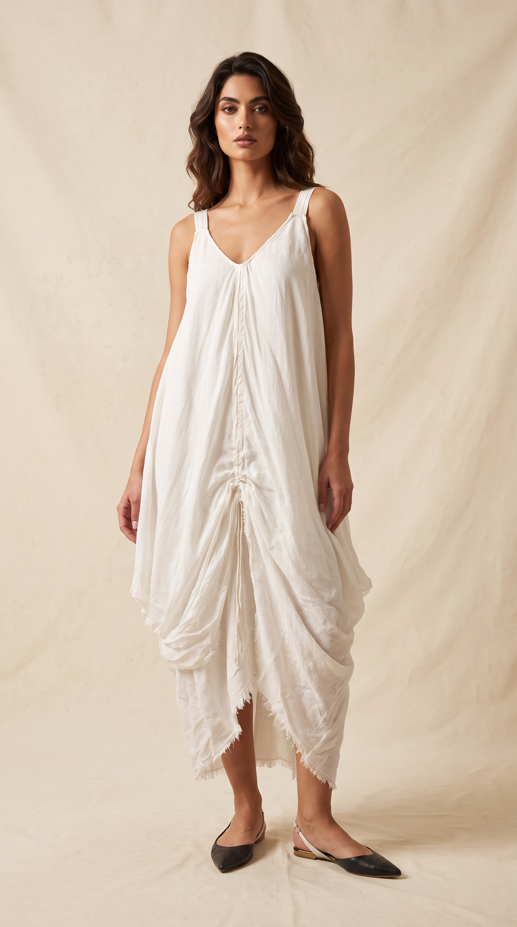 Alb sculptural: rochie fluidă cu detalii drapate