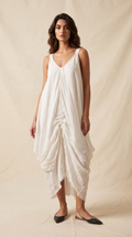 Alb sculptural: rochie fluidă cu detalii drapate