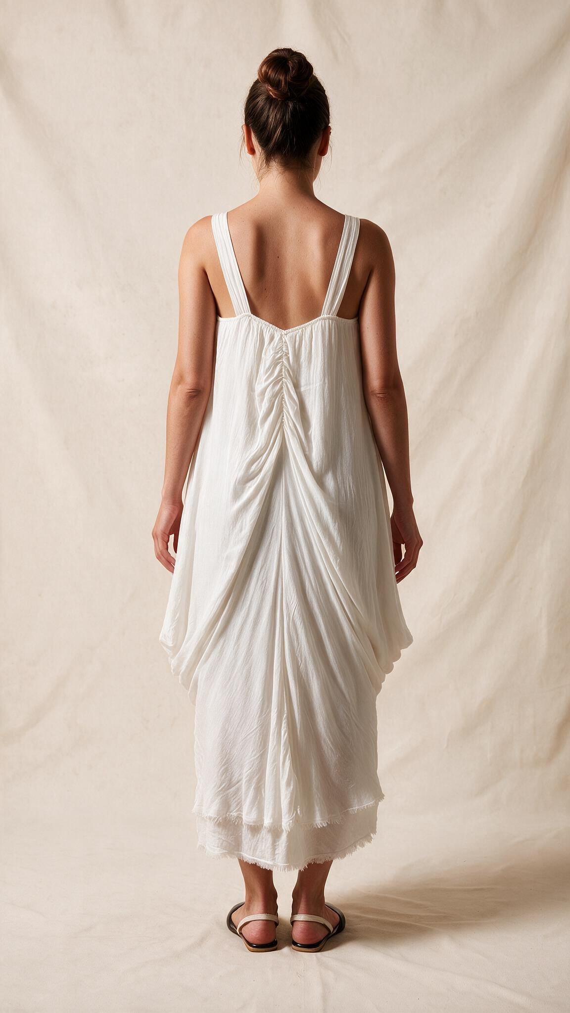 Alb sculptural: rochie fluidă cu detalii drapate